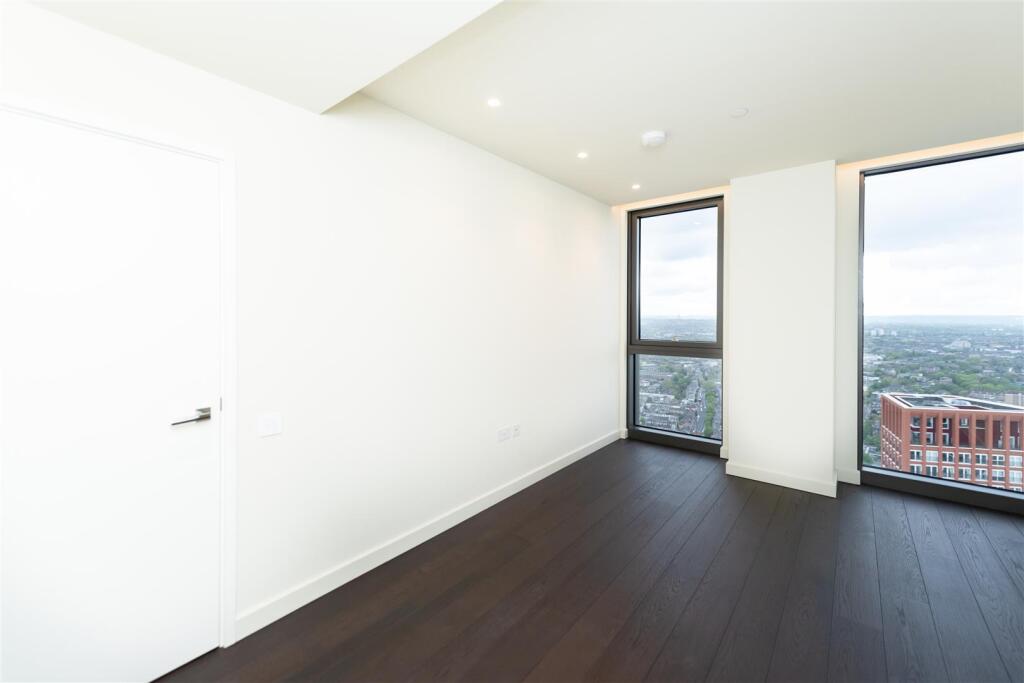 Master Bedroom         .jpg