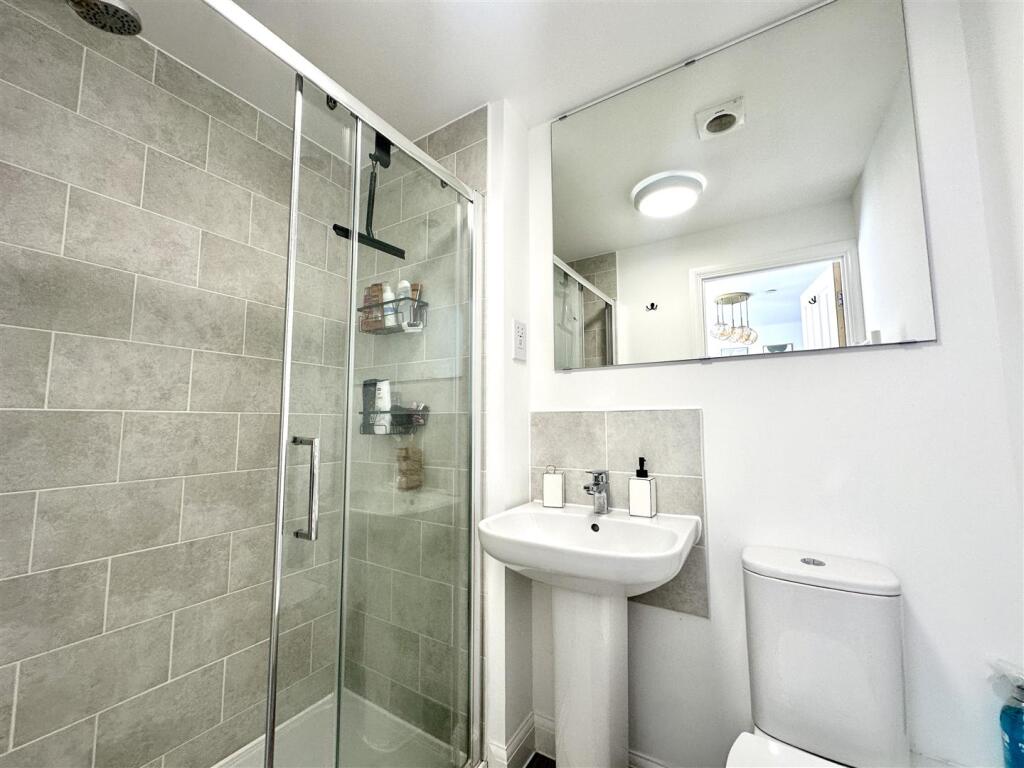 EN-SUITE SHOWER ROOM