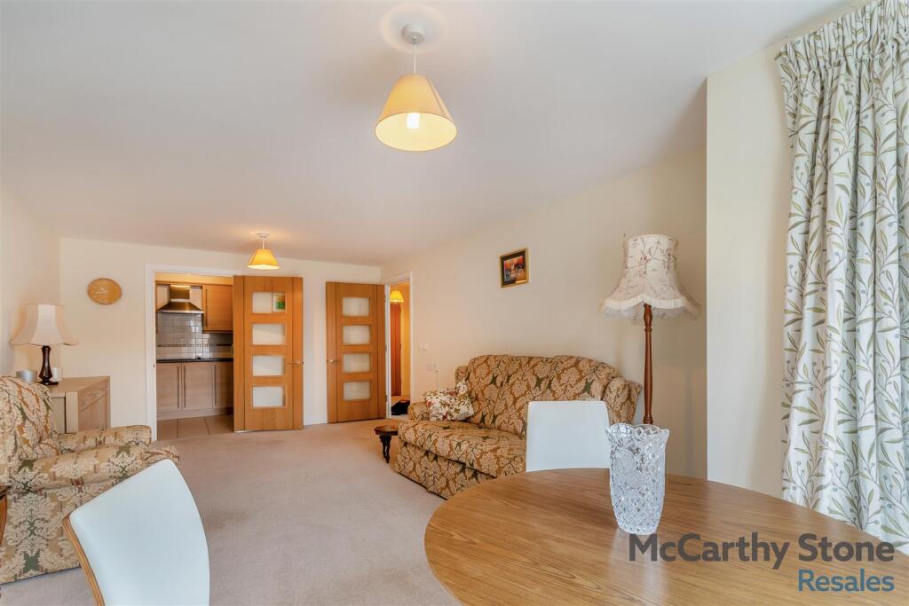 8666885-interior10.jpg