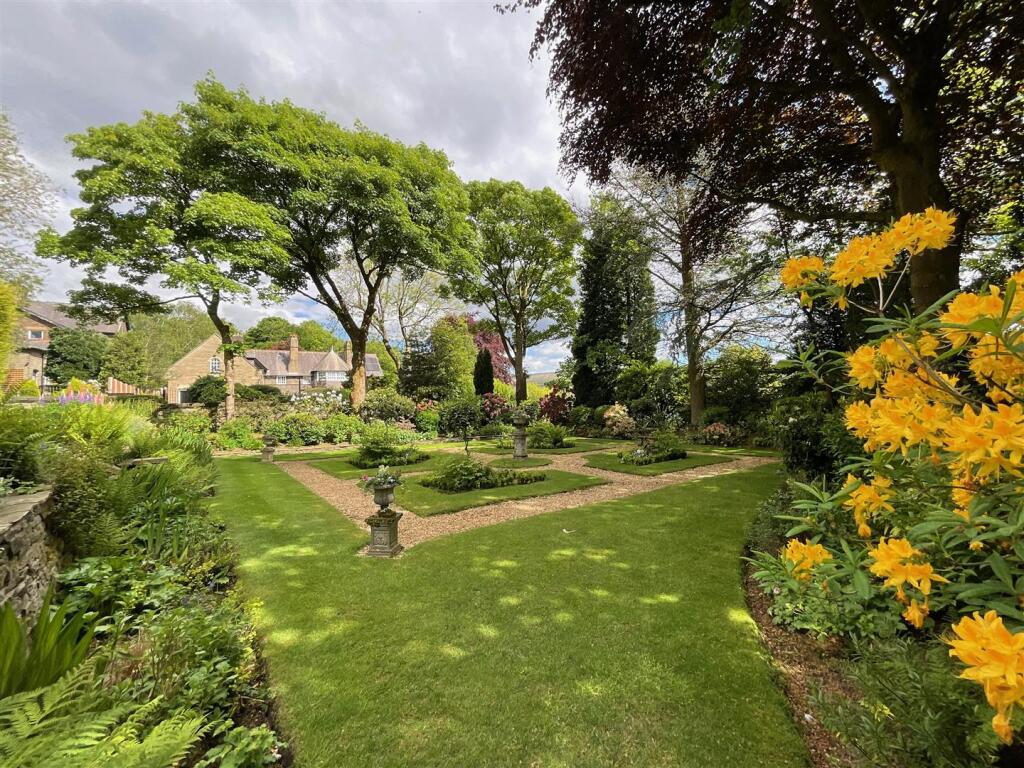 Enclosed Courtyard &amp; Grounds