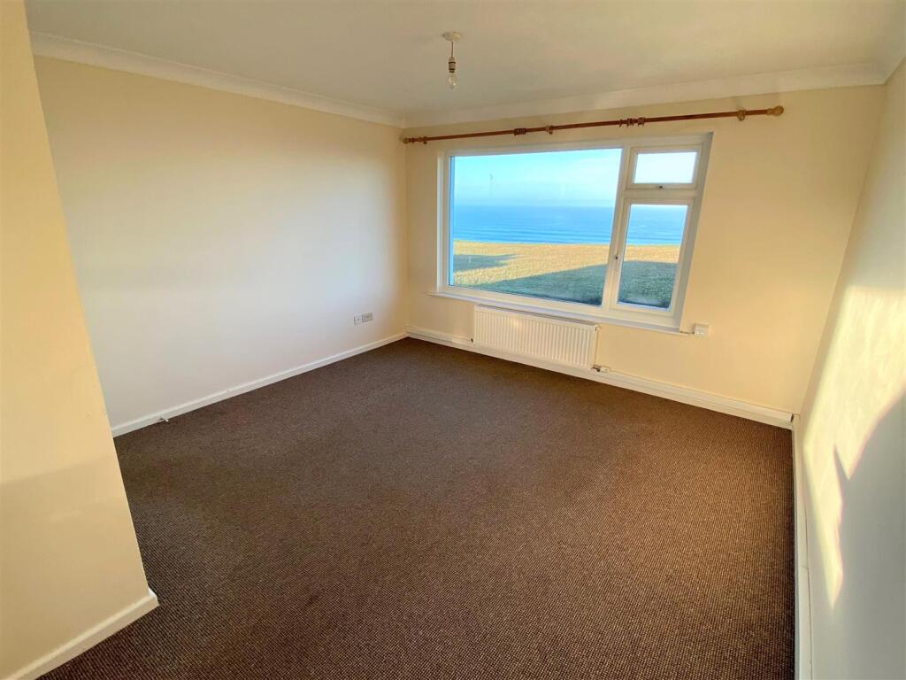 12 Coastline Court Lounge