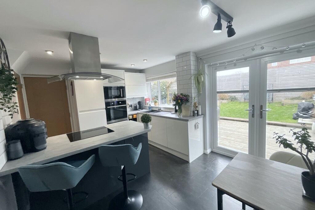 KITCHEN/DINING ROOM