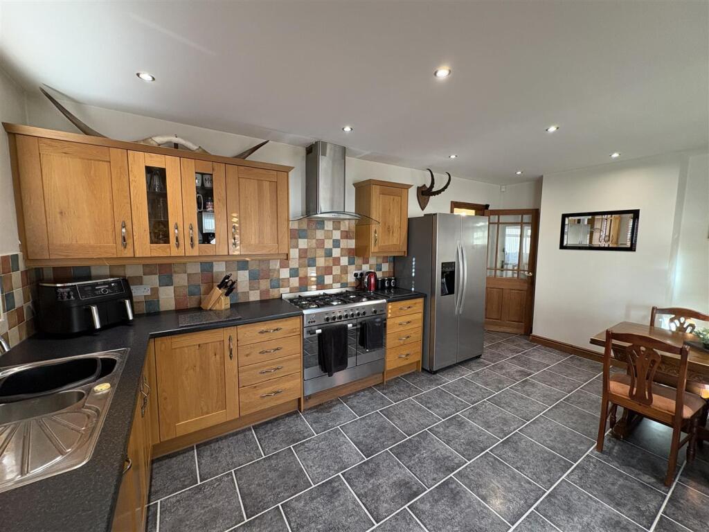 Kitchen/ Dining Room