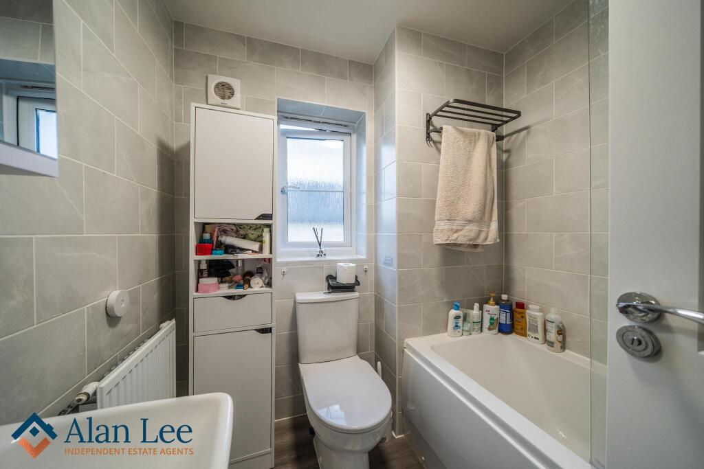 Bathroom (First Floor)