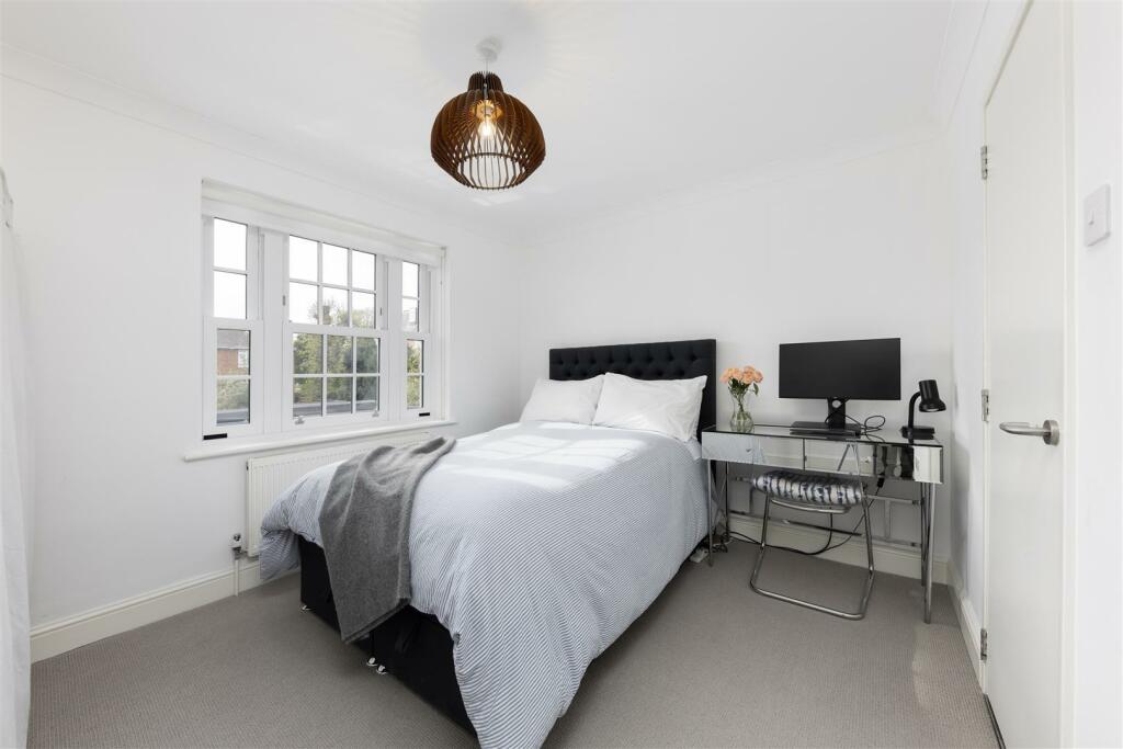 Thaxted Place 8- bed.jpg