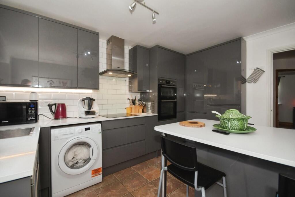 KITCHEN 02.jpg