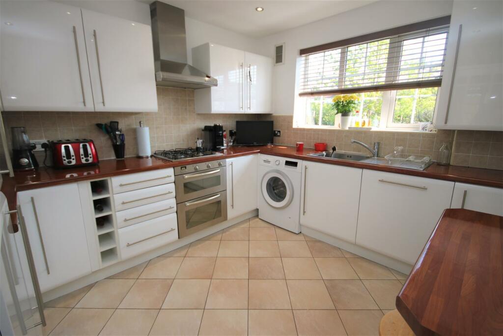 WELL FITTED KITCHEN/DINER: PIC. 1