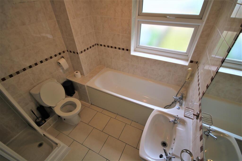 Family Bathroom b.JPG