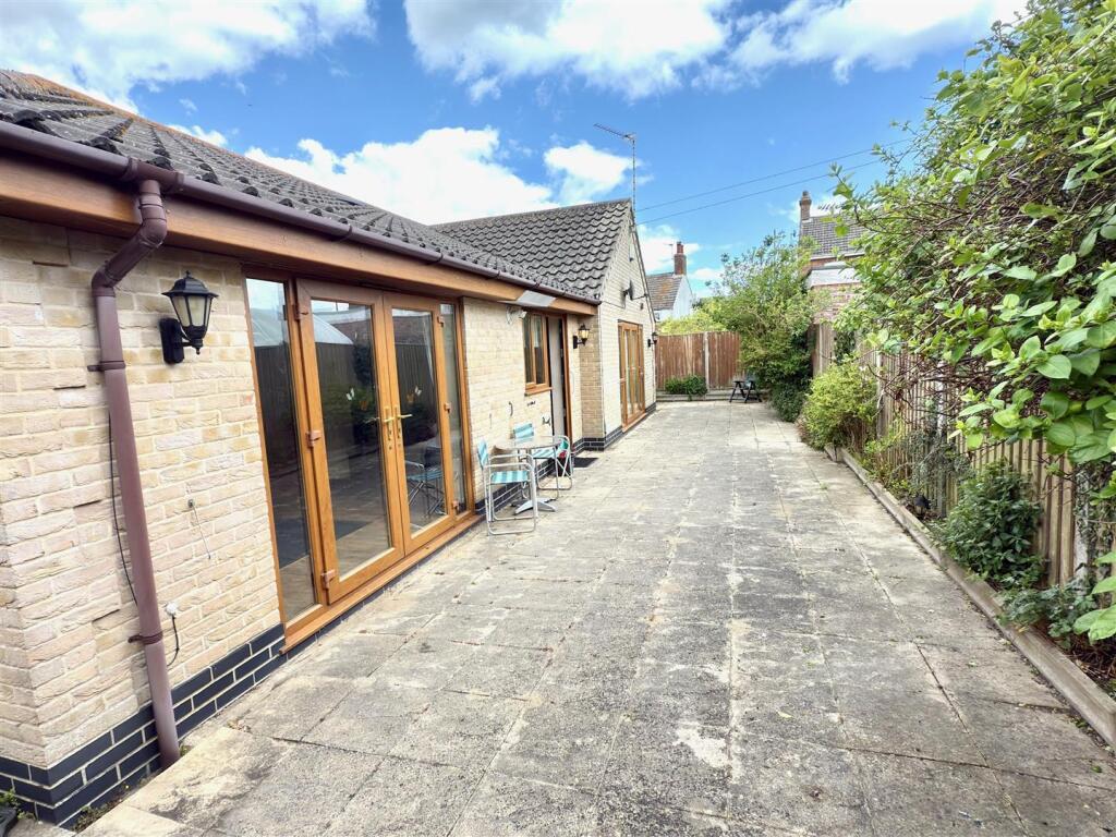 REAR GARDEN.jpg