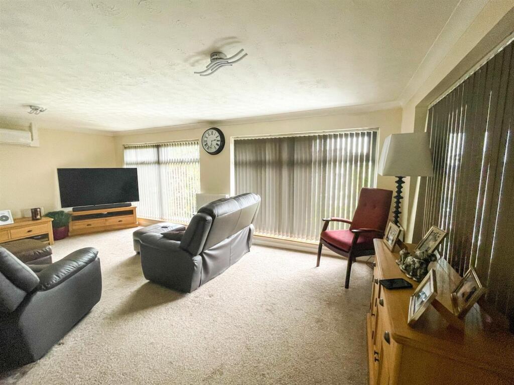 living room ,..jpg