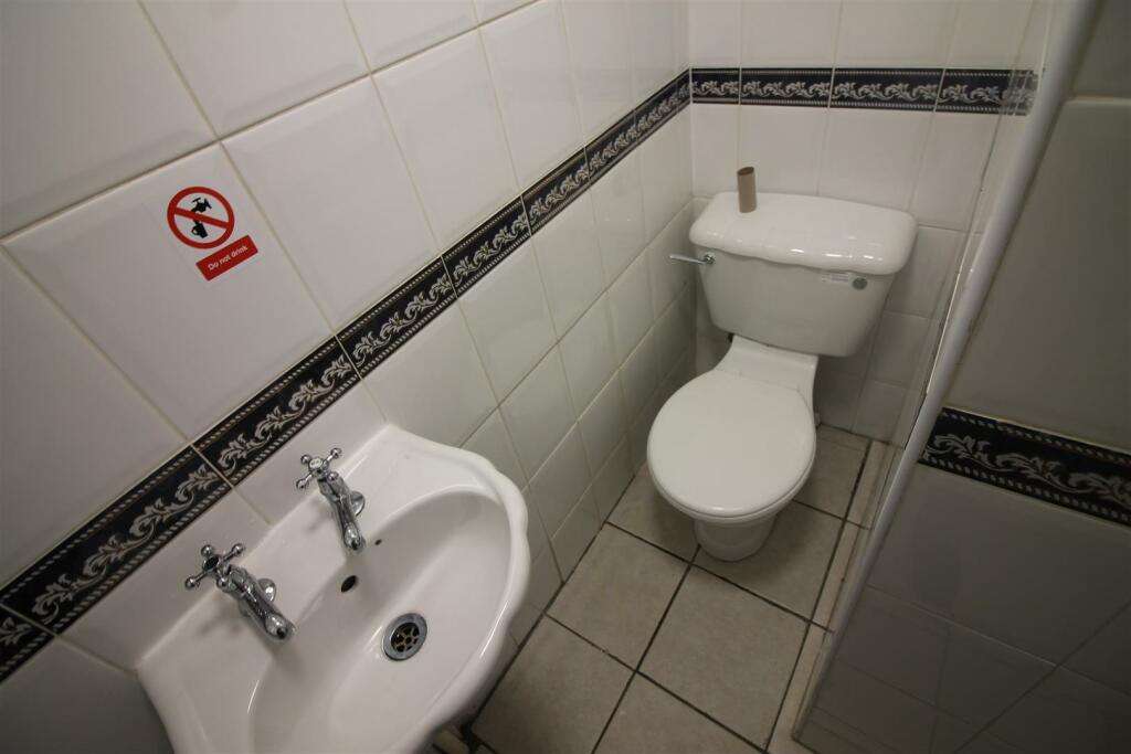 34KR- Toilet.JPG