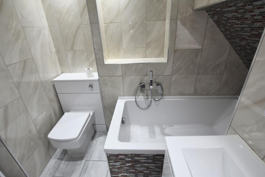 85 Arncliffe Drive bathroom 2