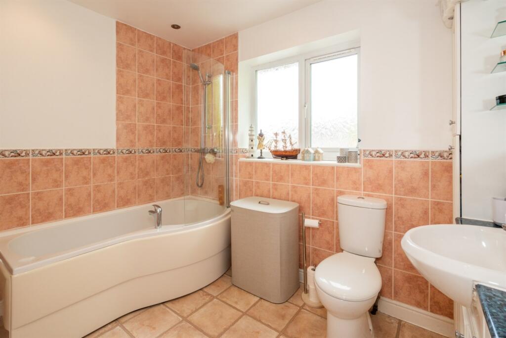 En-Suite Bathroom