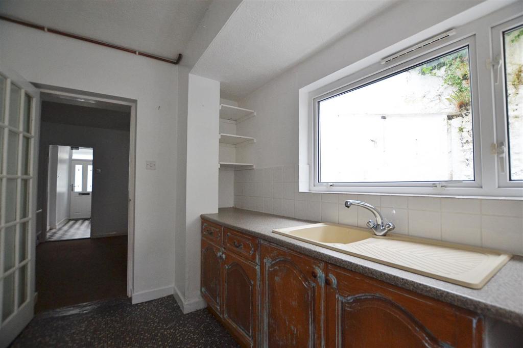 kitchen...JPG