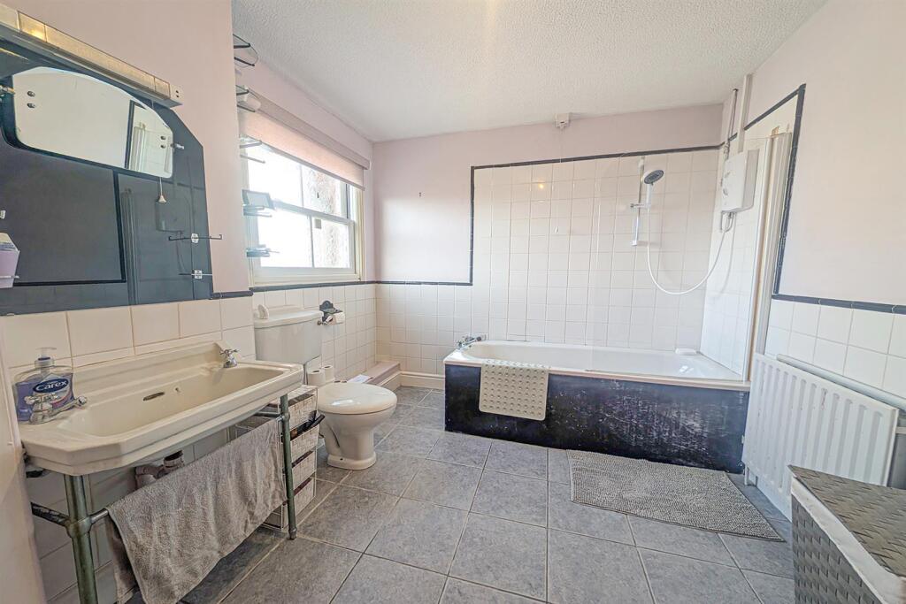 PXL_20251022_103419159 bath.jpg