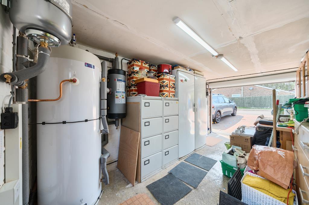 Garage and new upgraded water tank &amp; system