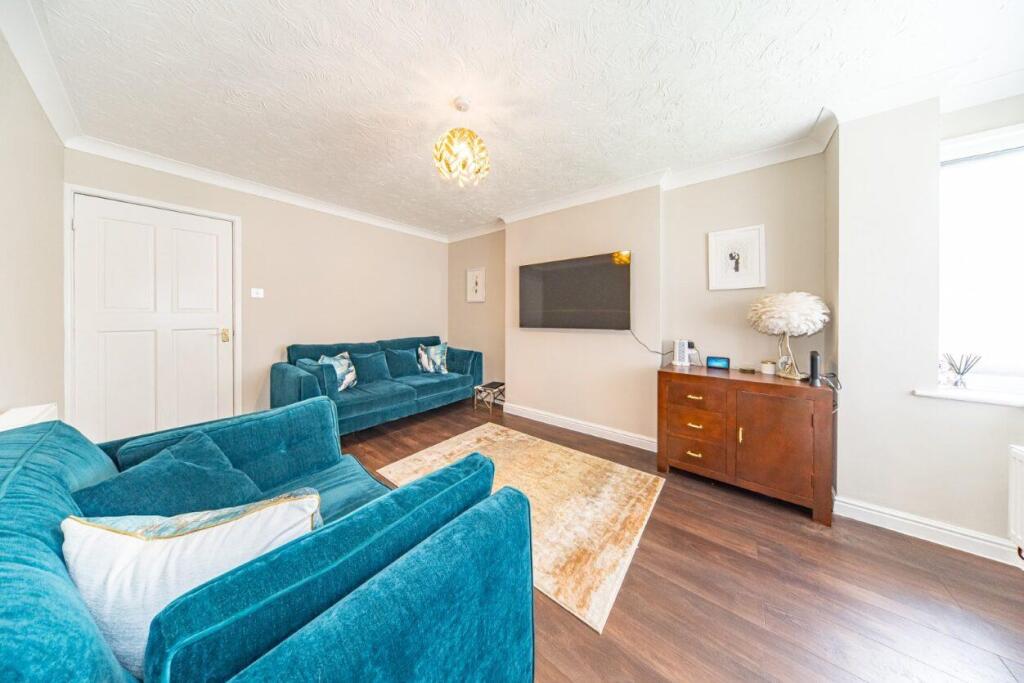 11 Newark Close lounge.jpg