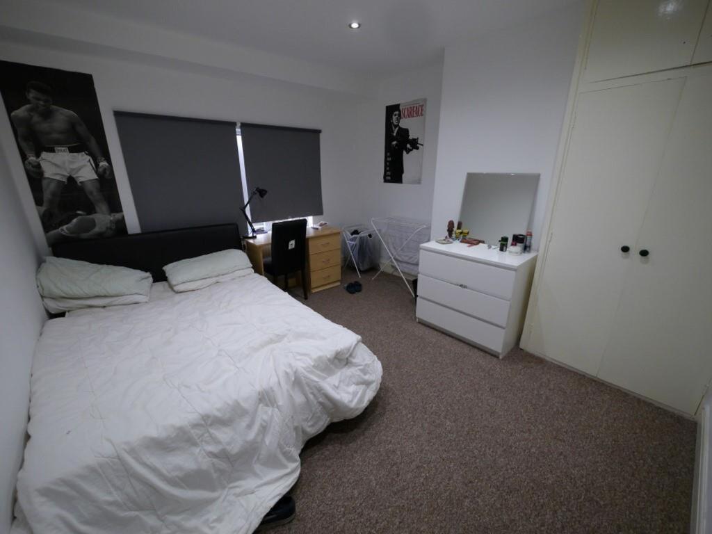 A cozy and well-maintained double bedroom featu...