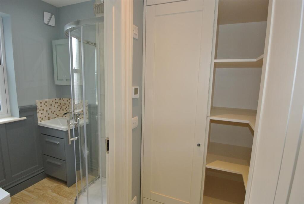 En Suite Dressing Area b.JPG