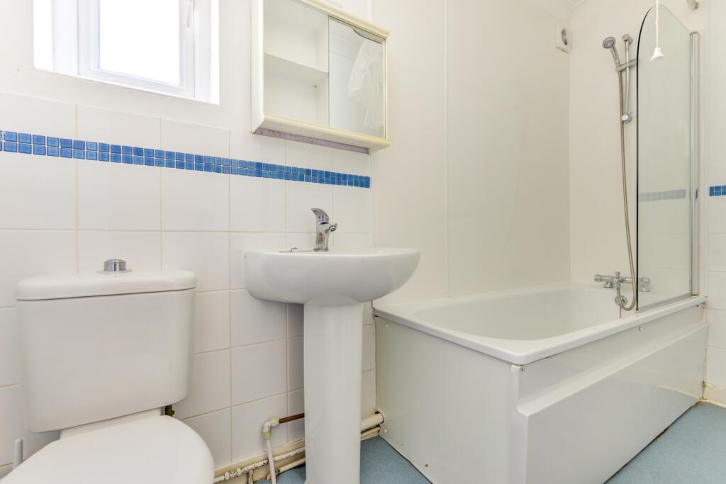 78 Brading Road Bathroom 1