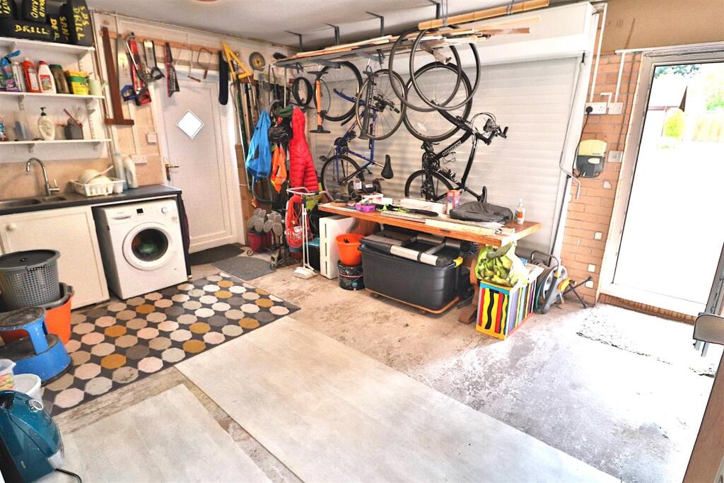 DOUBLE GARAGE
