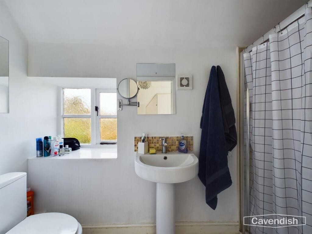 EN-SUITE SHOWER ROOM