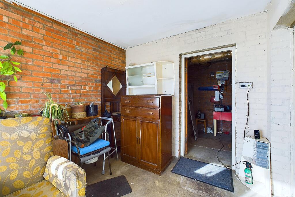 CAM04201G0-PR0047-STILL027