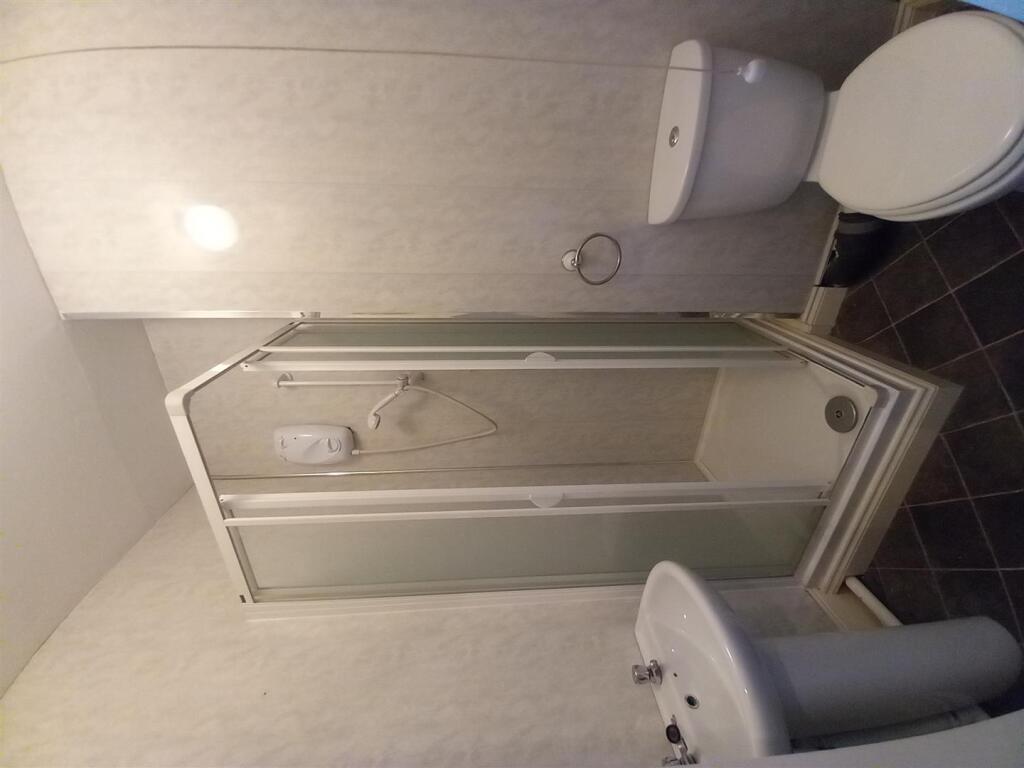 Room 4 En Suite.jpg