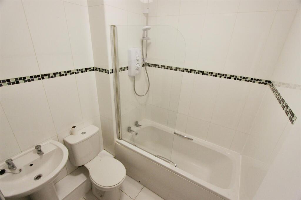 99b7a296-Bathroom.JPG