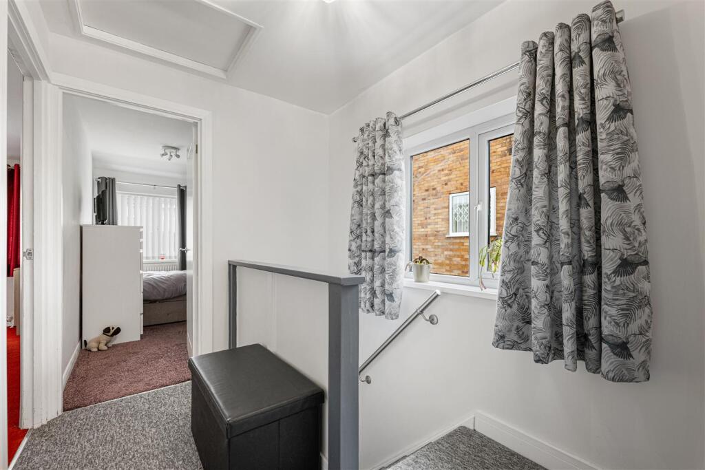 7 Woodview Close-16.jpg