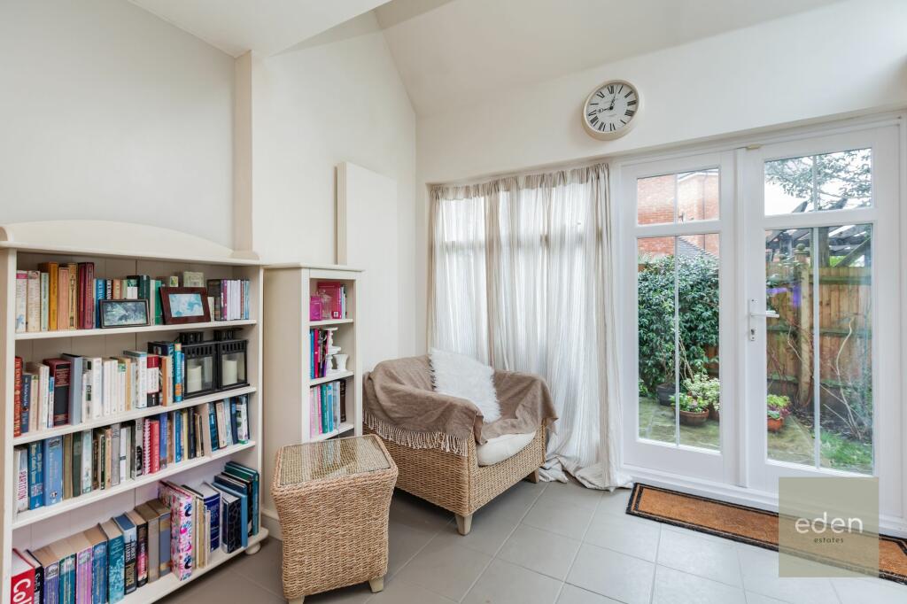 KITCHEN/BREAKFAST AREA