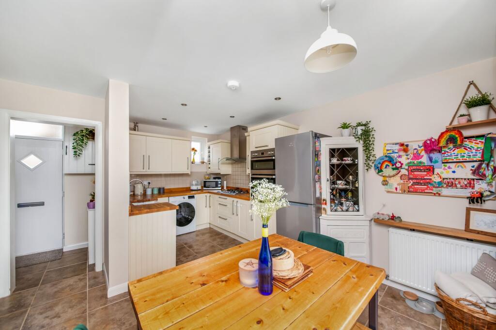 OPEN-PLAN DINING KITCHEN
