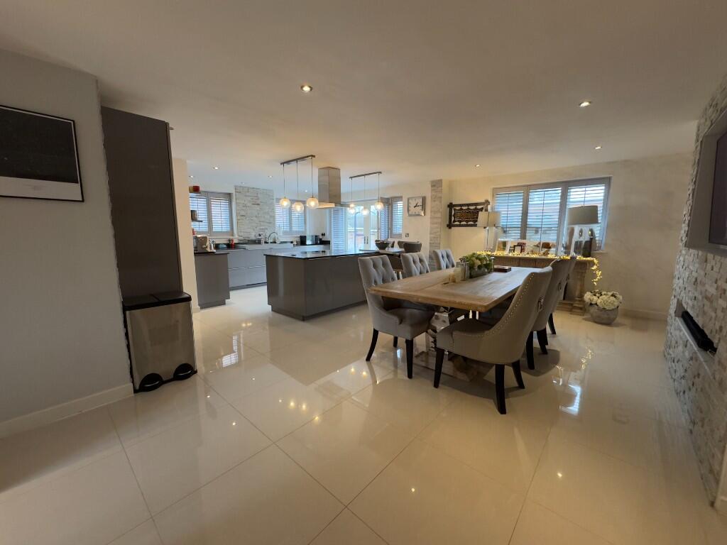 KITCHEN / DINING 