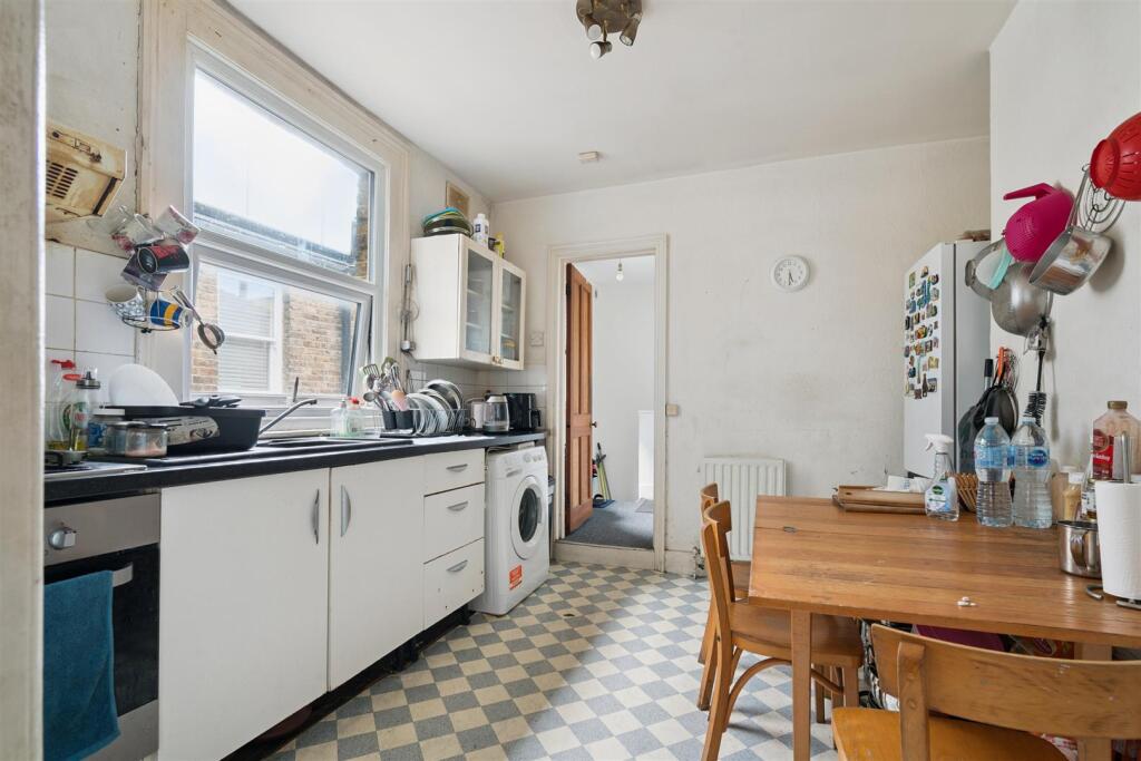 3a Brightwell Crescent SW17 kitchen 2.jpg