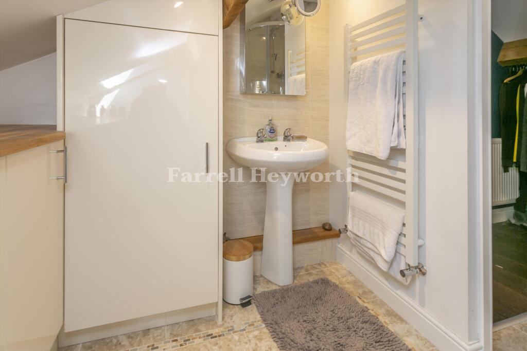 Ensuit shower room v