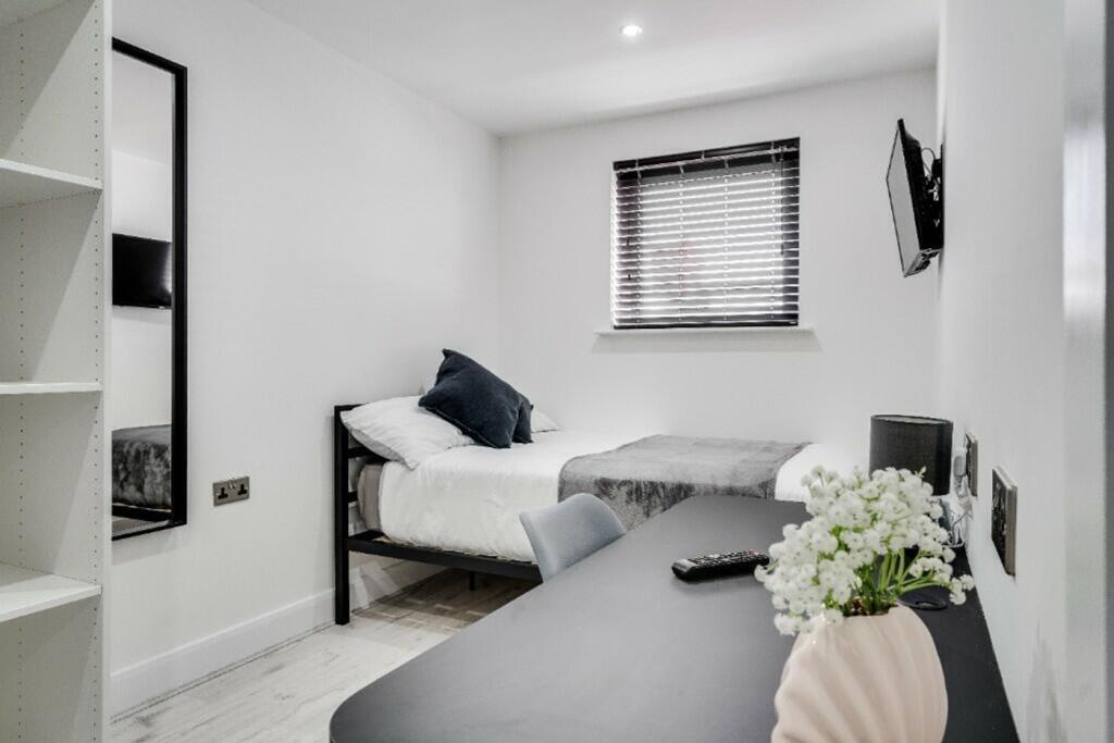 A bright and tidy single bedroom, ideal for stu...