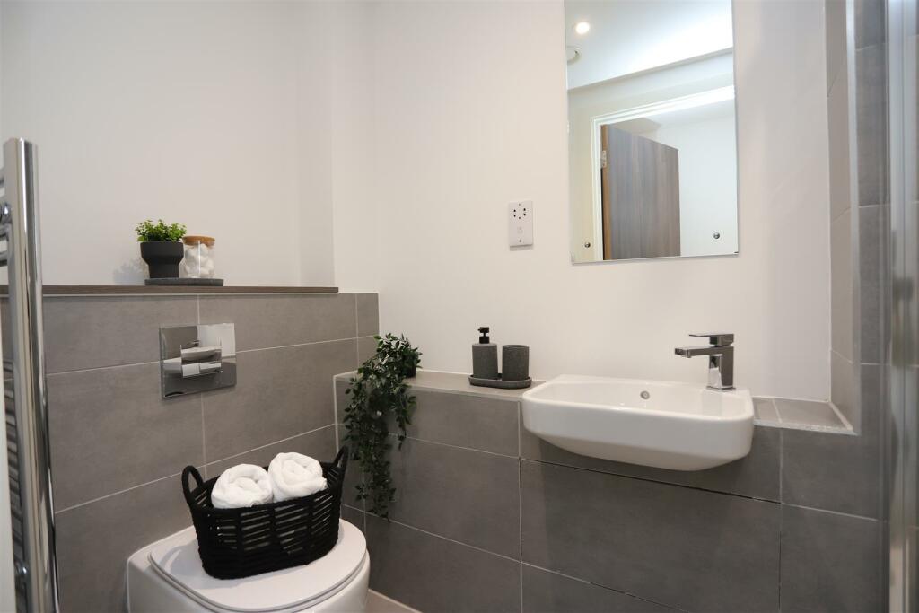 Ensuite.JPG