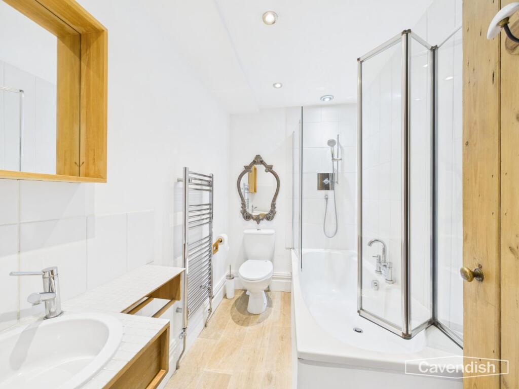 EN-SUITE BATHROOM
