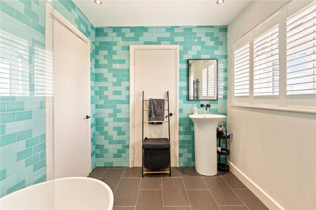 Family Bathroom To H