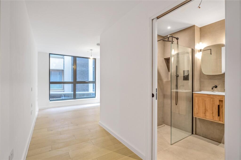 Bedroom/Bathroom