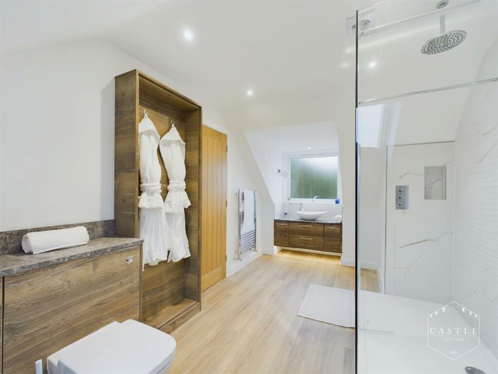 ENSUITE TO MASTER