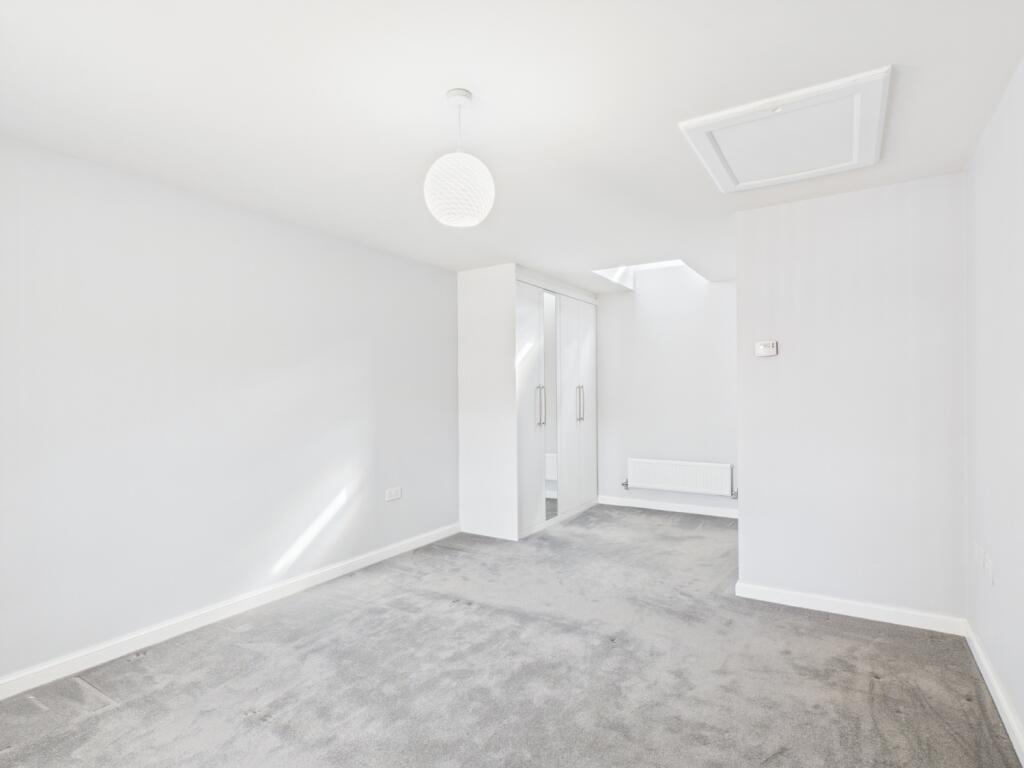 CAM02313G0-PR0071-STILL002