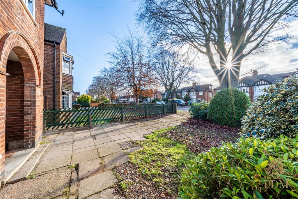 40 Russell Drive Wollaton Nottingham NG8 2BH