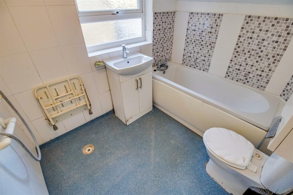 EN SUITE BATHROOM/W.C.