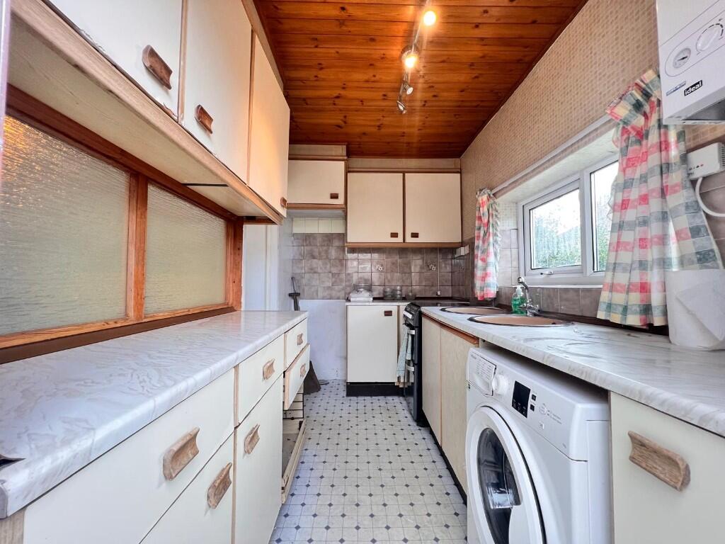 FITTED KITCHEN
