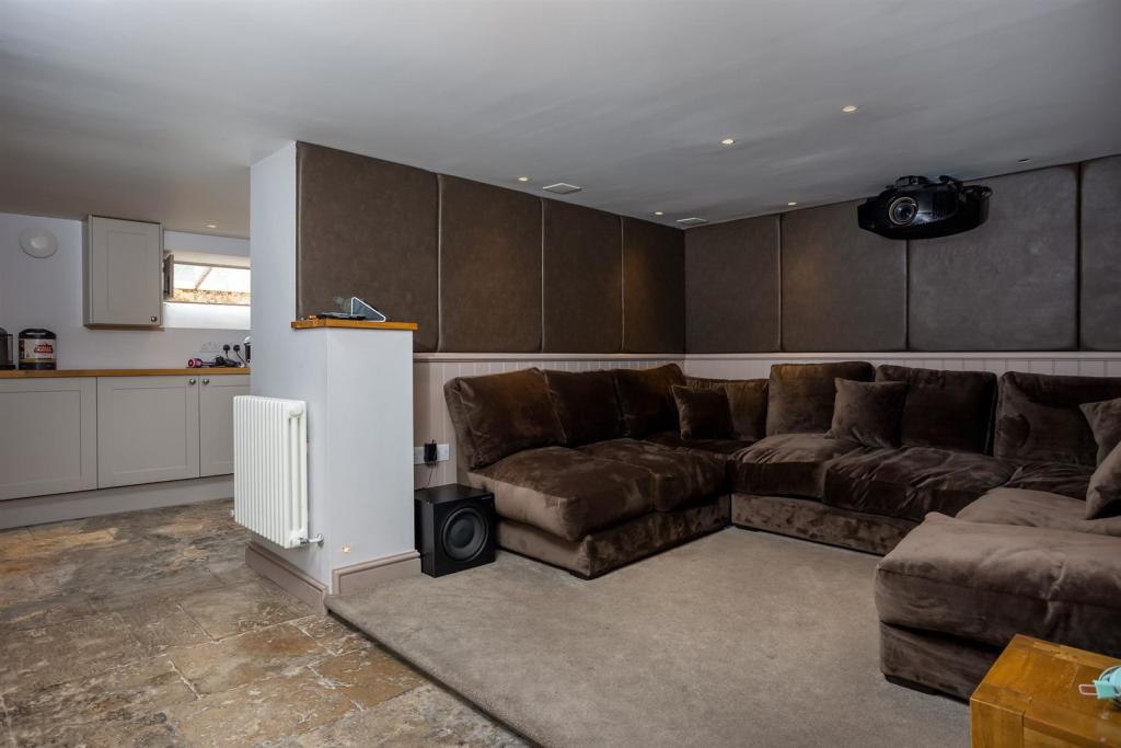 12 - Querns House - GL7 1RL - Web.jpg