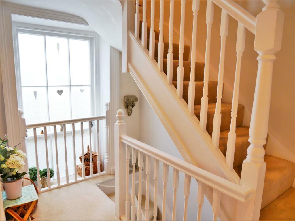 FIRST FLOOR LANDING