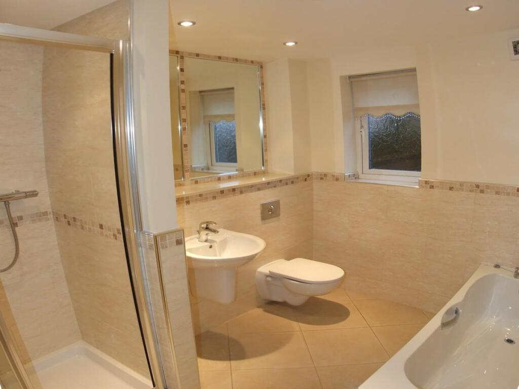 3 Wimbledon House-Bath.jpg