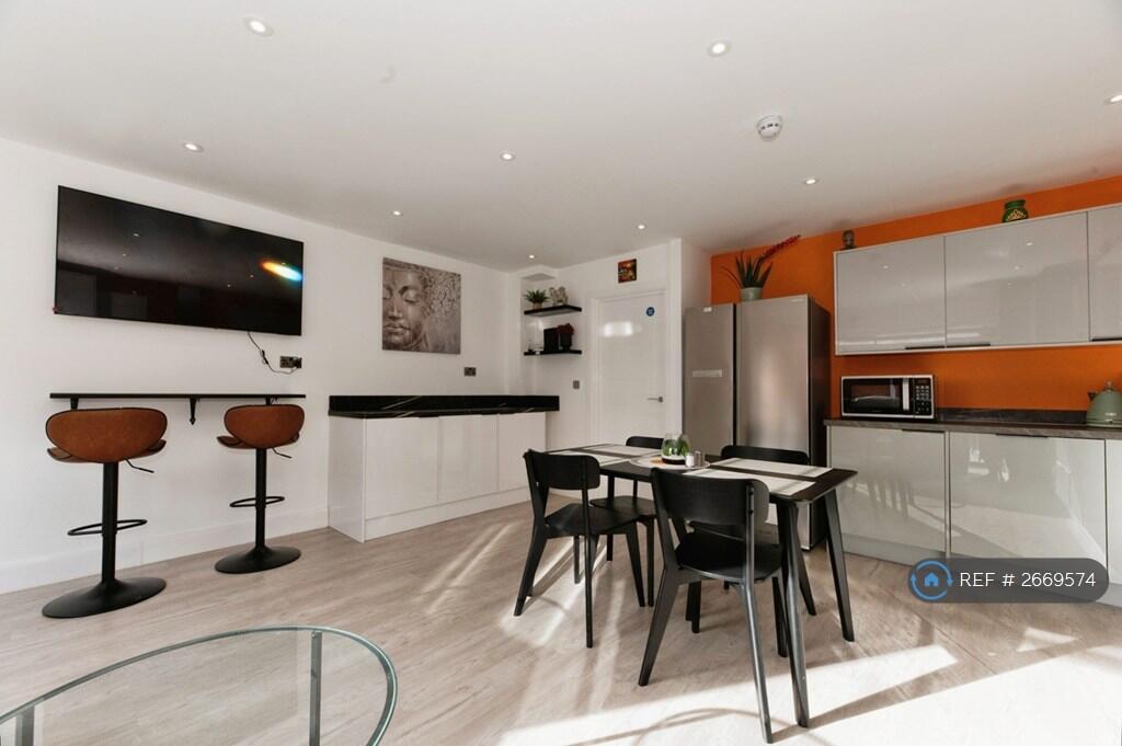 Kitchen / Living Area