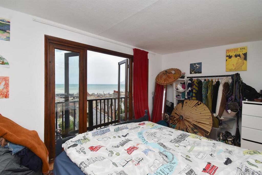 Garden studio/occasional bedroom